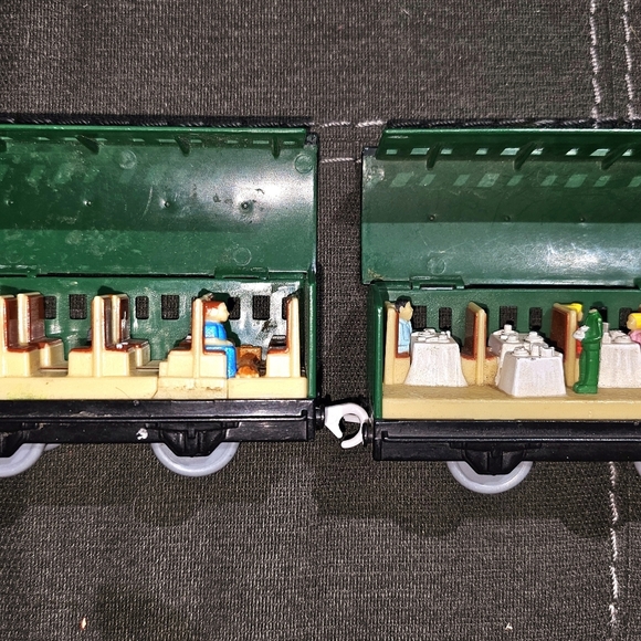 Thomas Trackmaster V2564 SEE INSIDE PASSENGER DINING Coaches 2010 Mattel - Picture 2 of 5